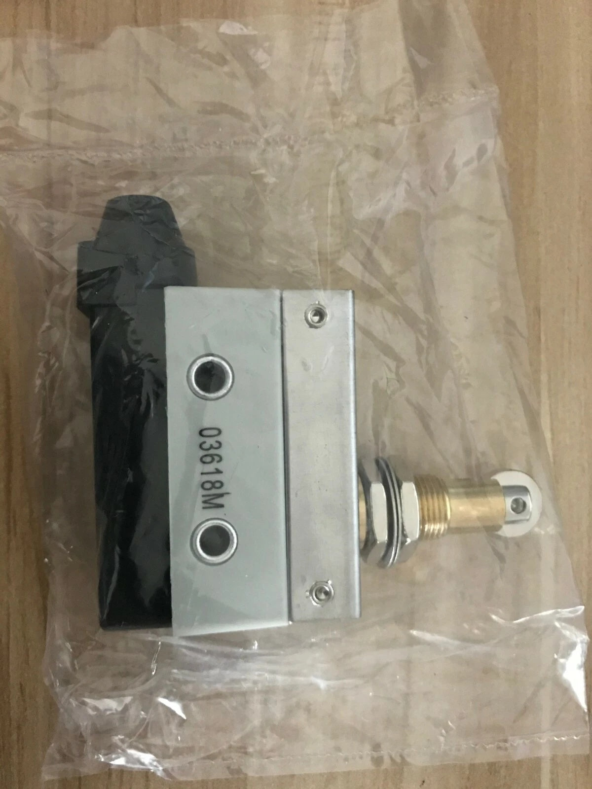 Omron D4MC-5020-N Limit Switch 250VAC 10A Roller Lever