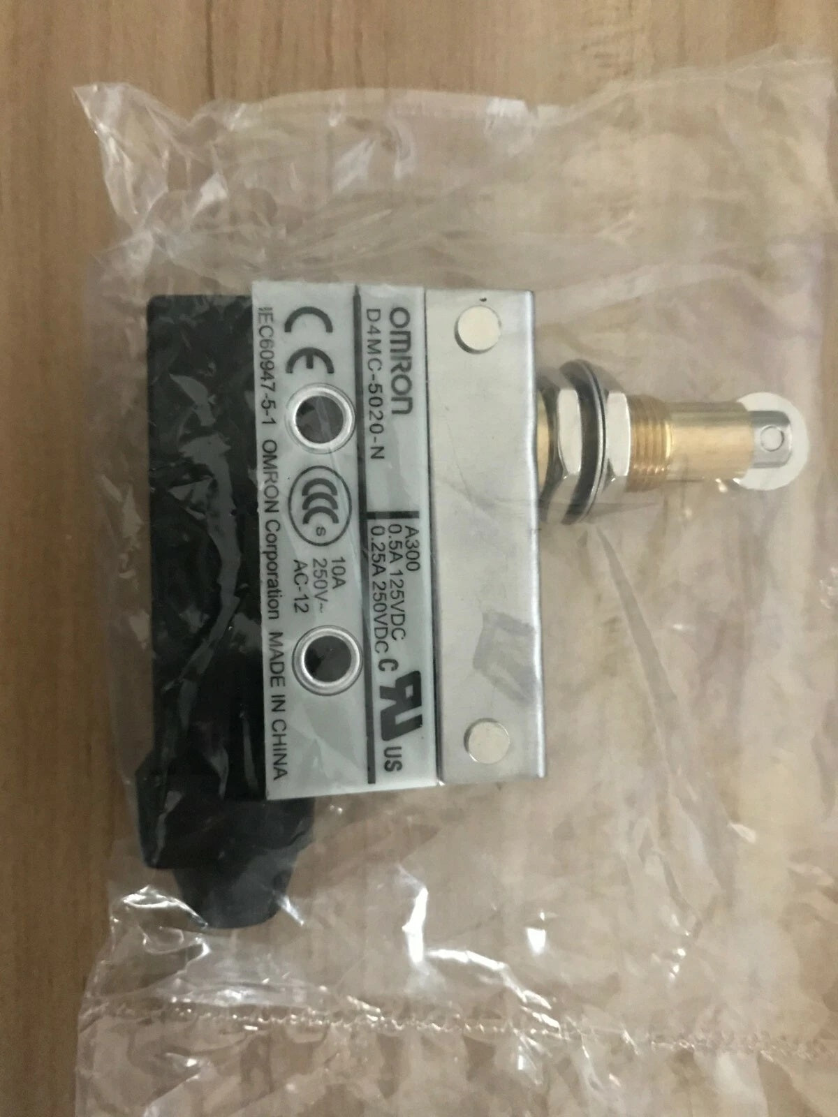 Omron D4MC-5020-N Limit Switch 250VAC 10A Roller Lever
