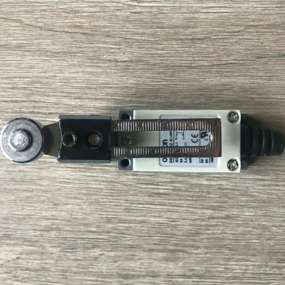 Omron D4V-8108SZ-N Limit Switch 250VAC 10A Roller Lever