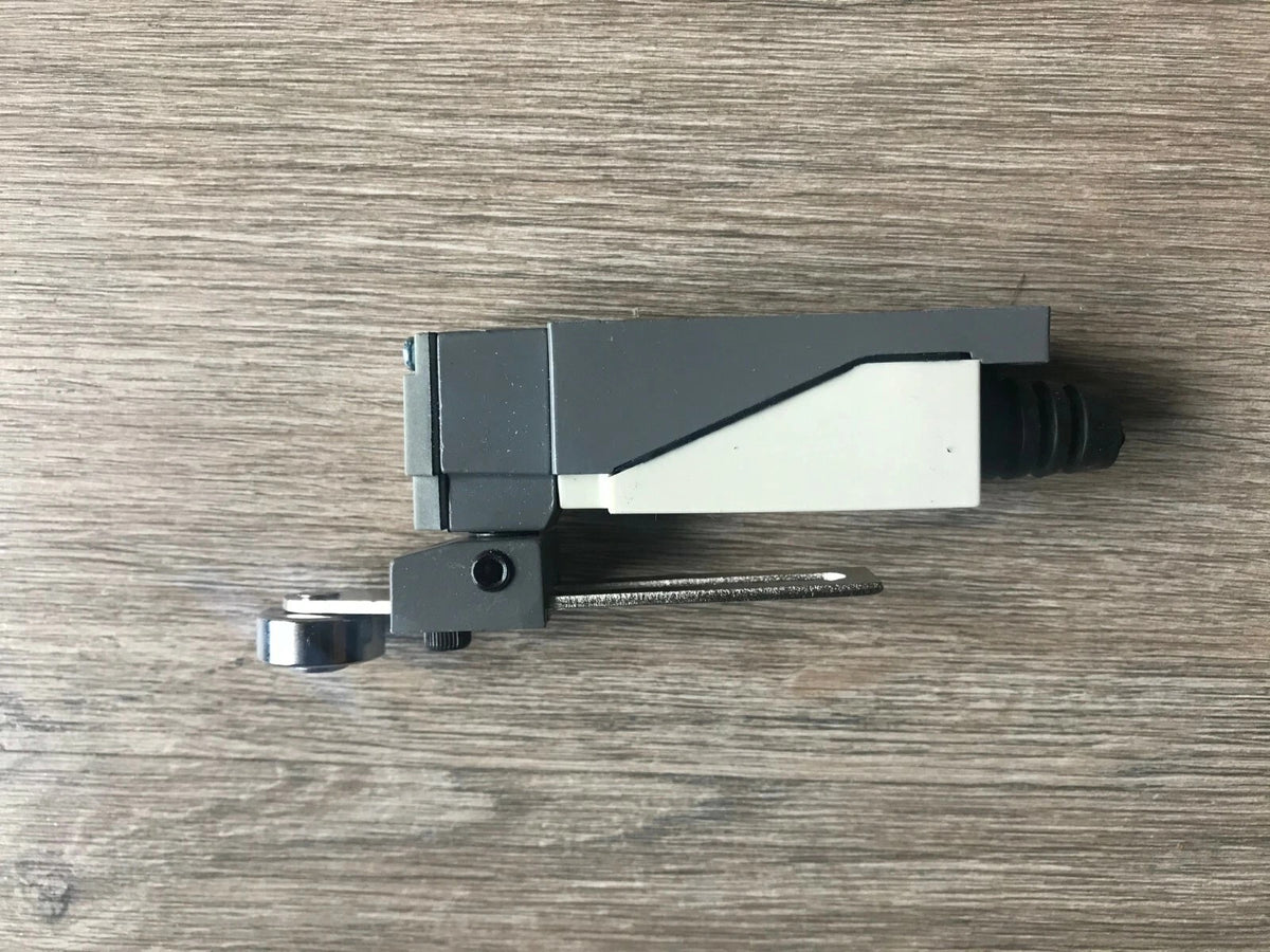 Omron D4V-8108SZ-N Limit Switch 250VAC 10A Roller Lever