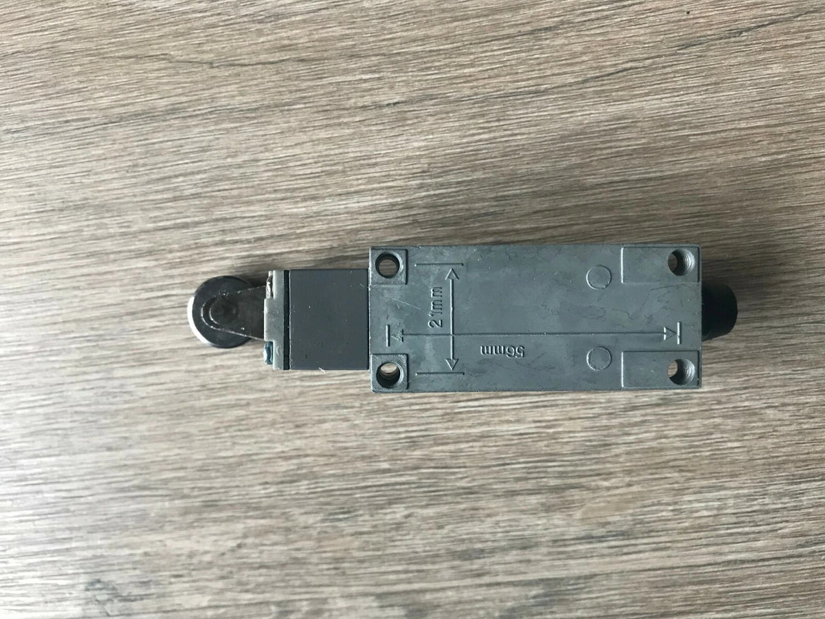 Omron D4V-8108SZ-N Limit Switch 250VAC 10A Roller Lever