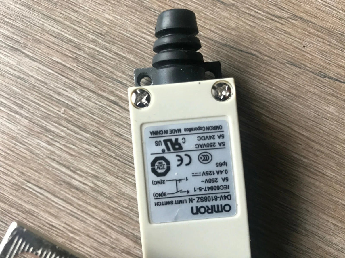 Omron D4V-8108SZ-N Limit Switch 250VAC 10A Roller Lever