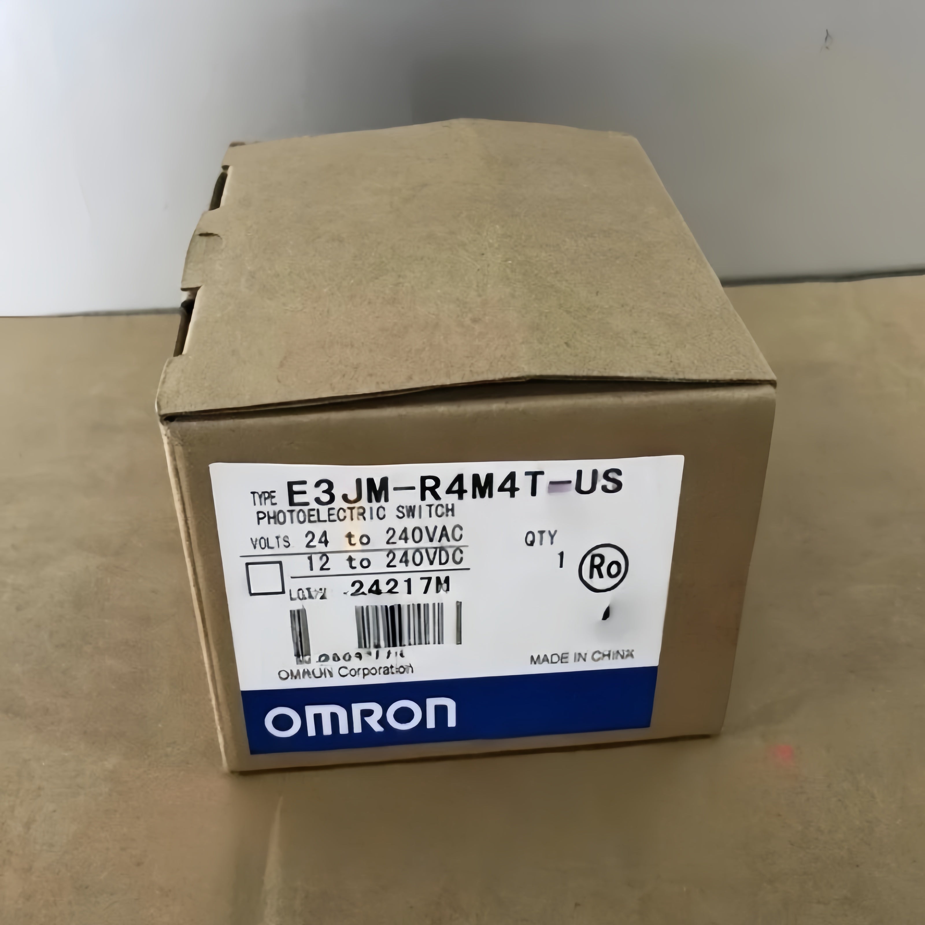 Omron E3JM-R4M4T-US Switch Photoelectric Sensor for Industrial Automation